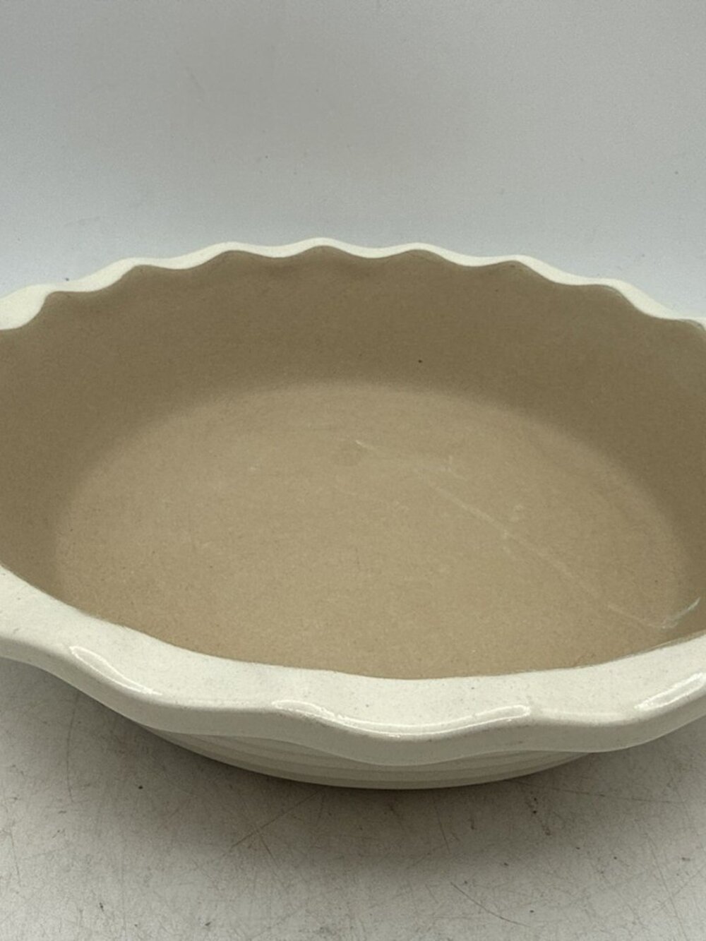 The Pampered Chef Family Heritage Stoneware - Deep Dish Scalloped Pie Pan -White